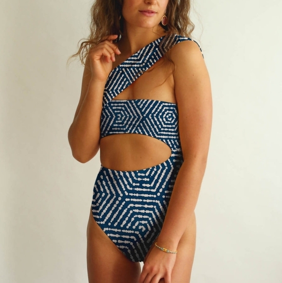 Averie Dilla Cut-out One Piece size M NWT - Picture 1 of 9